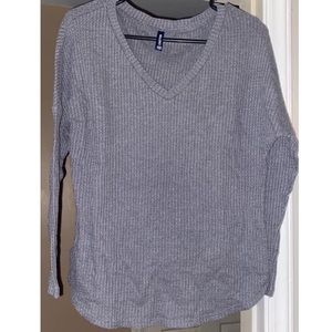 Waffle knit sweater V-Neck. Gray. Size M.